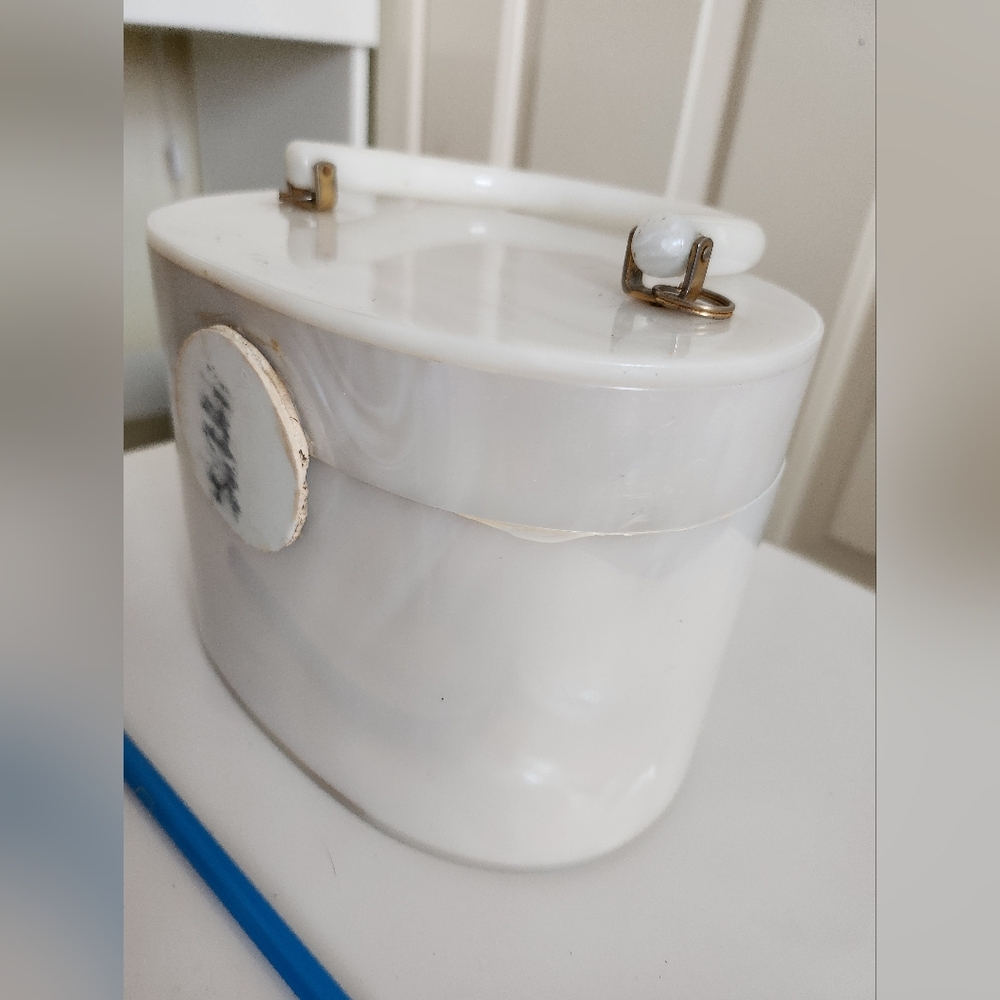 Elegant White Ceramic Bathroom Accessory